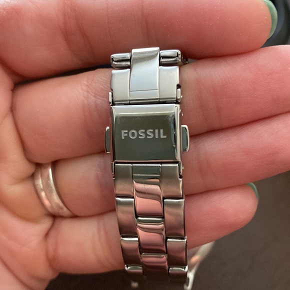 Women’s Fossil Watch - Picture 4 of 11